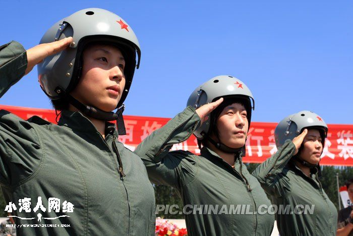 首批歼击机女飞行员换服 英姿飒爽7.jpg