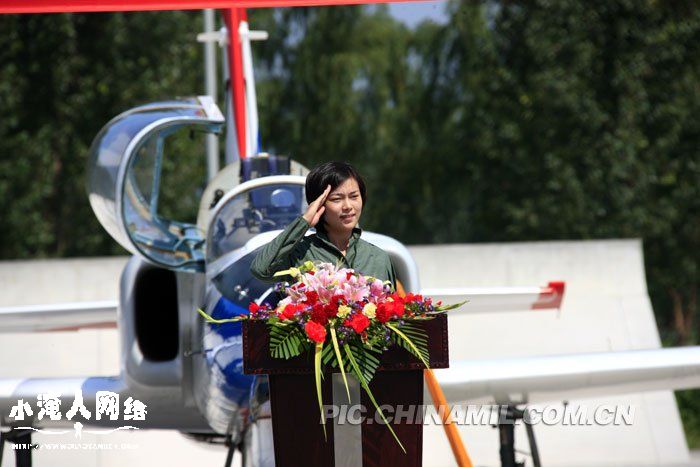 首批歼击机女飞行员换服 英姿飒爽8.jpg