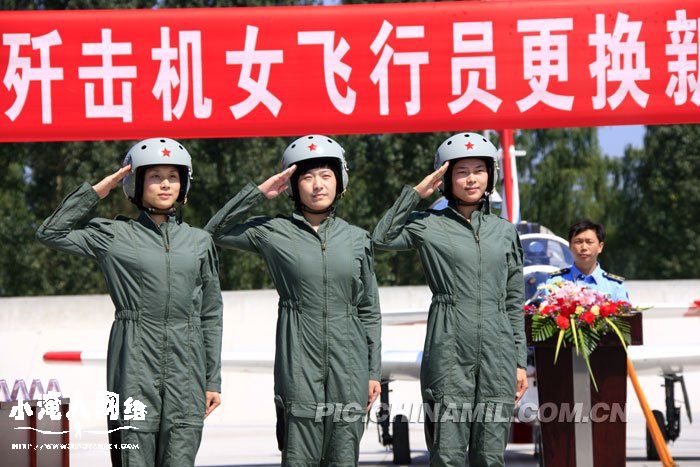 首批歼击机女飞行员换服 英姿飒爽6.jpg