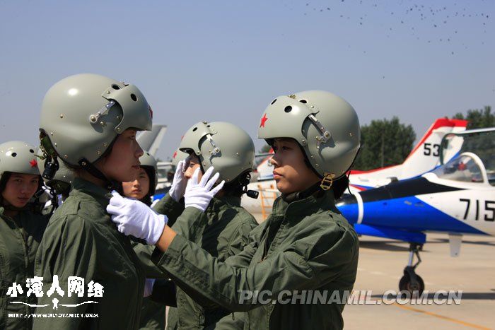 首批歼击机女飞行员换服 英姿飒爽9.jpg